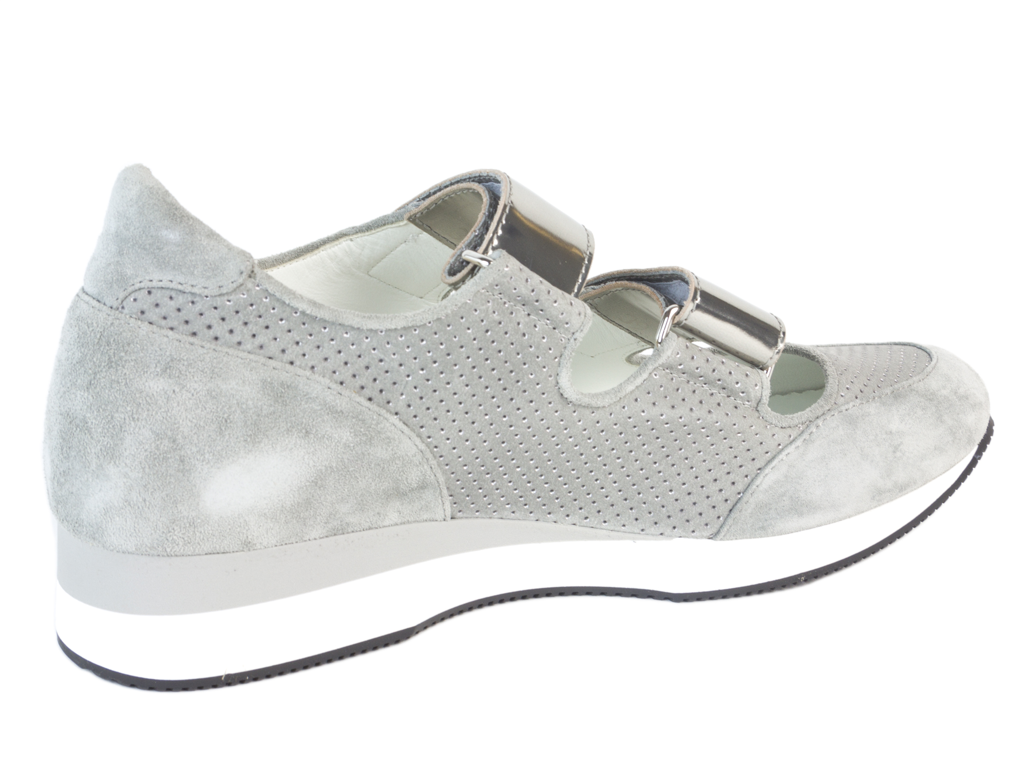 what color shoes should i wear with a champagne dress